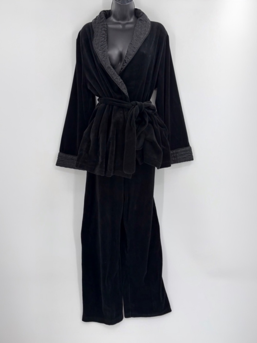 ✦ Crabtree & Evelyn Everyday Luxury Velour Smoking Jacket Set | Black | Large - Picture 2 of 7